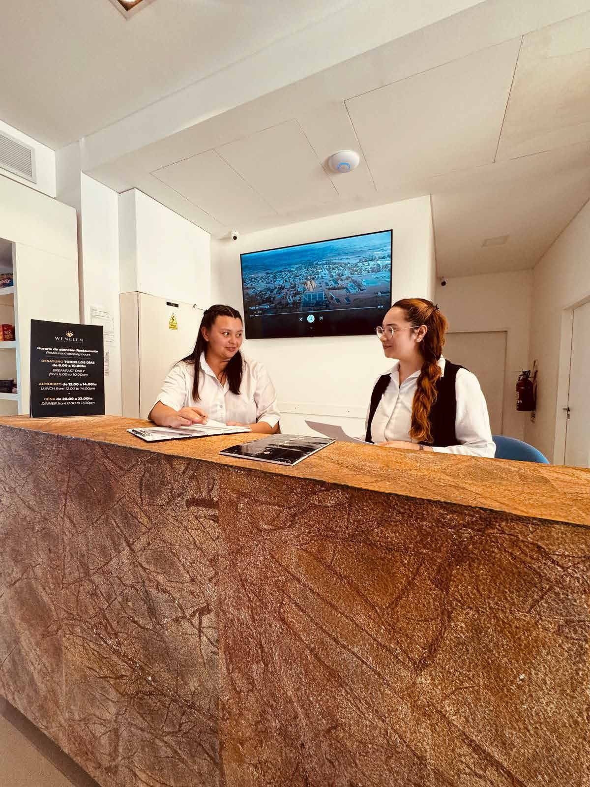 Equipo de Wenelen Executive Hotel gestionando la operación diaria en recepción.