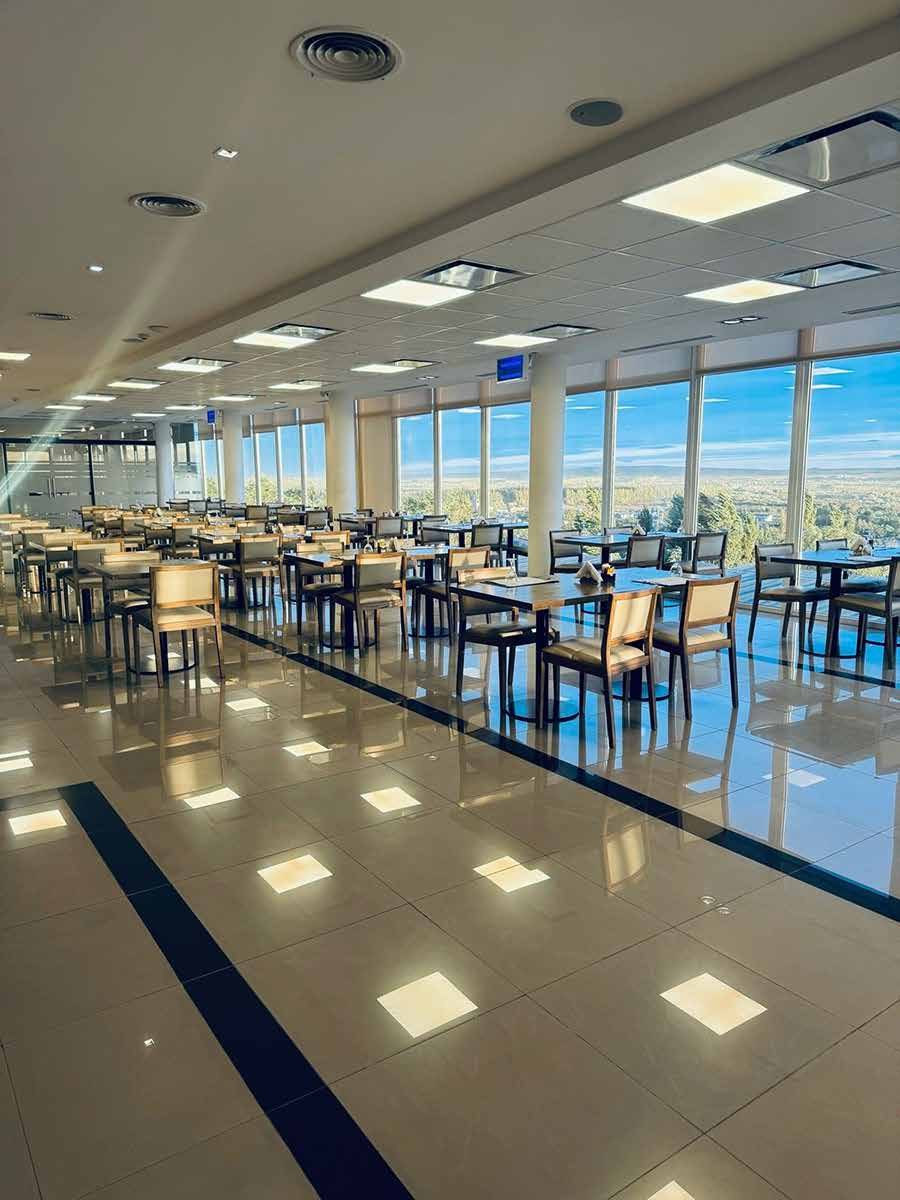 Restaurante del hotel con vista panorámica a Añelo.